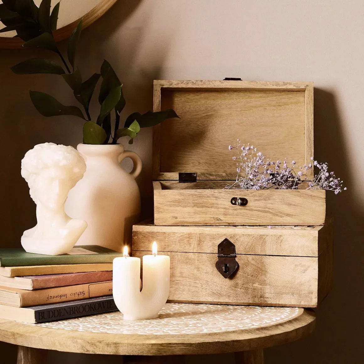 szkatulka_na_bizuterie_so_2.webp Szkatulka Na Bizuterie Sombre Drewniana Zlobiona 22X14X8 Cm