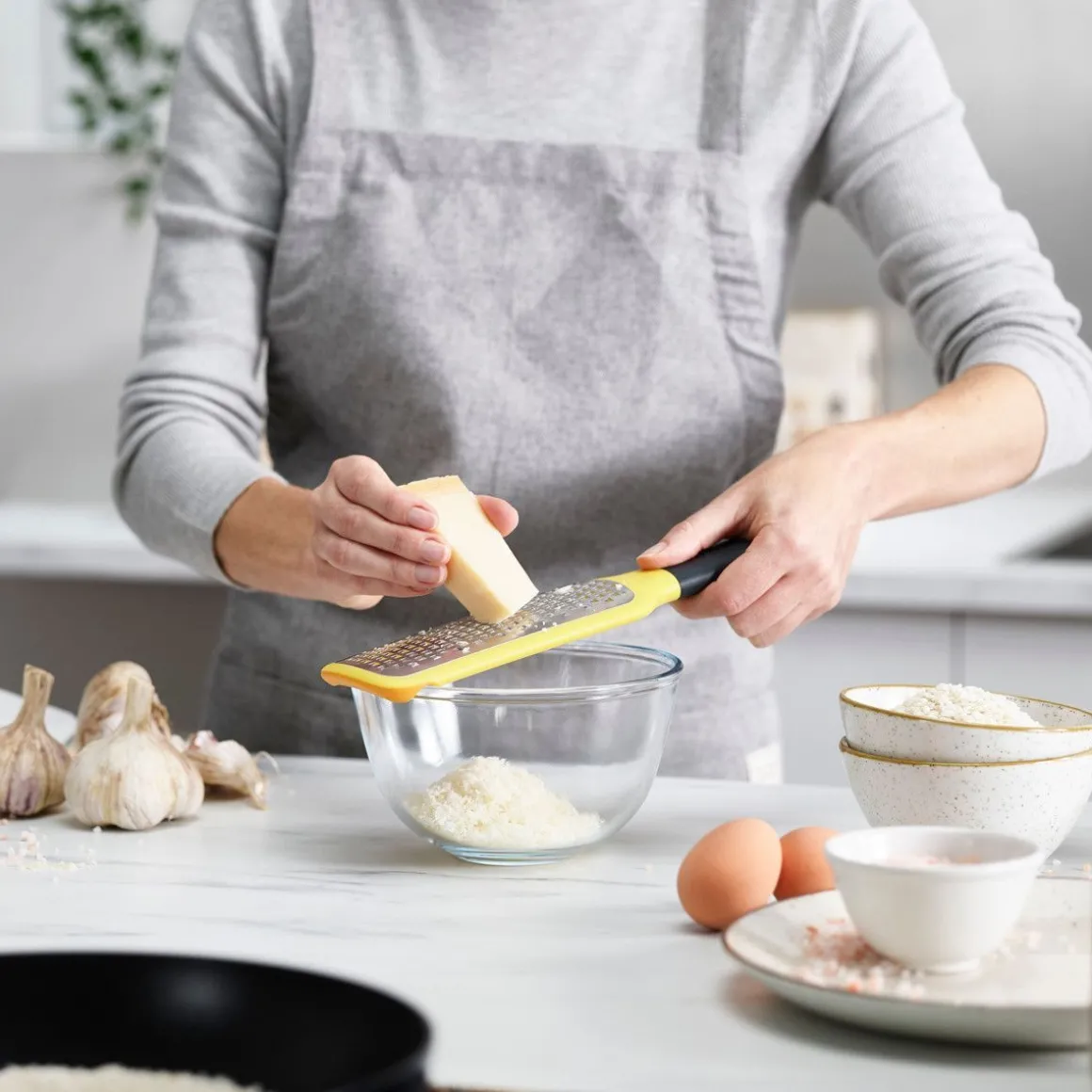 tarka_grip_grater_na_misk_5.webp Tarka Grip Grater Na Miske Z Duzymi Oczkami 26,5X7,8 Cm