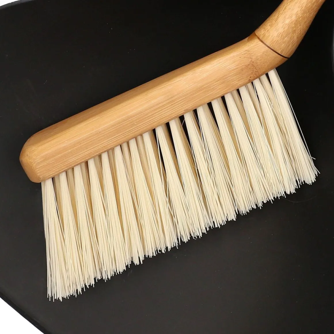 zmiotka_bambou_i_szufelka_4.webp Zmiotka Bambou I Szufelka Mala Czarna 29X19 Cm